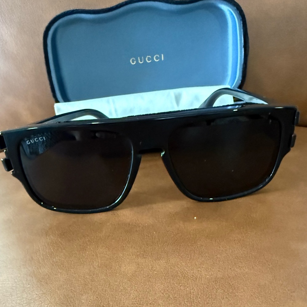 Gucci Dark-Tinted Black Sunglasses in pristine condition